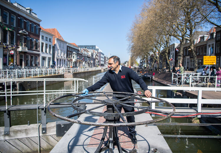 De sluiswachter van de Weerdsluis opent de sluis.
